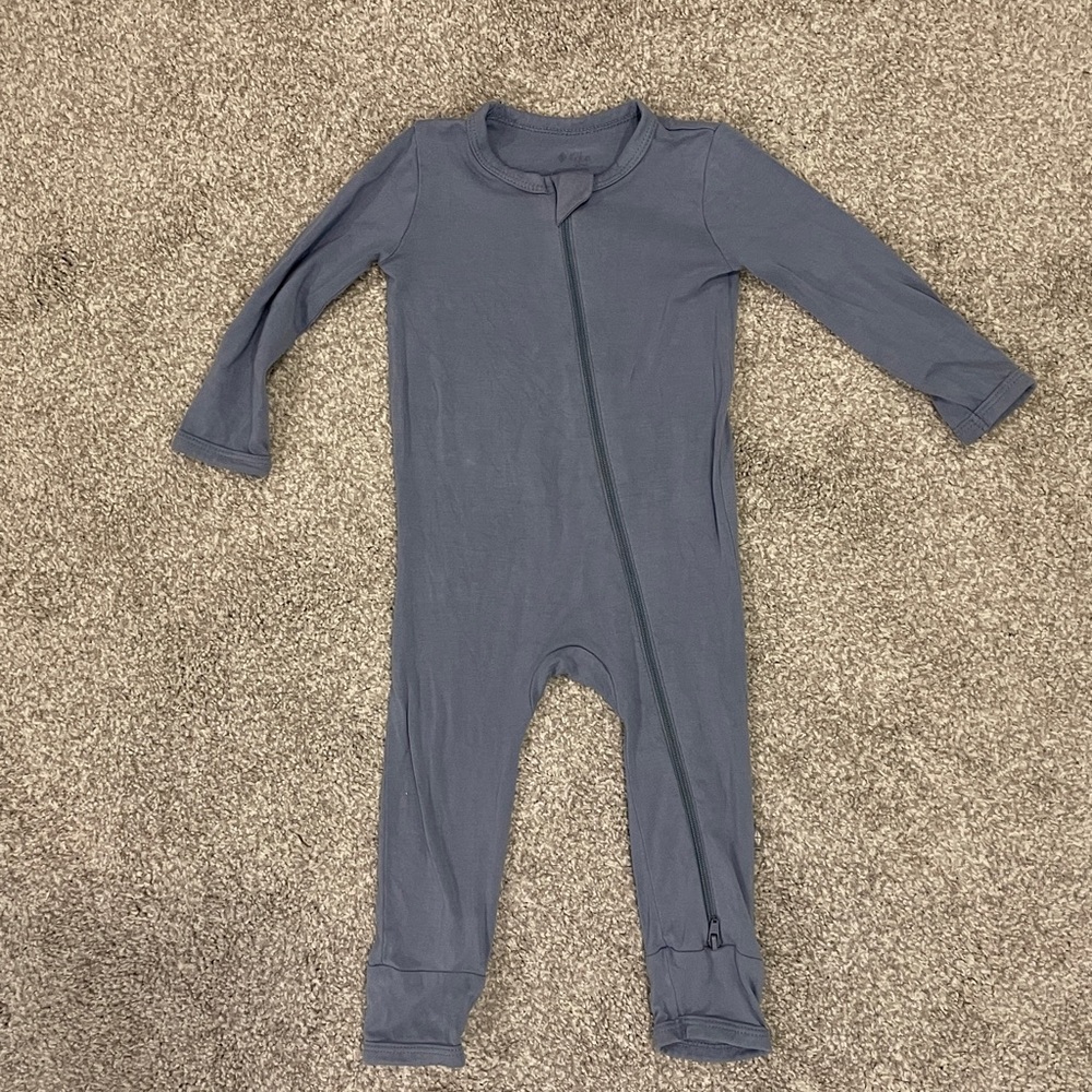 Kyte Baby long sleeve zipper romper in slate, 6-12 months